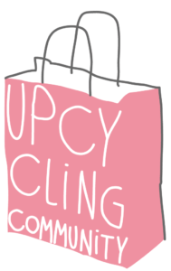 Eine pinkfarbene Papiertüte mit Buchstaben, auf denen „Upcycling-Community“ steht