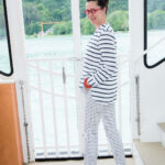 junge dame in marine look